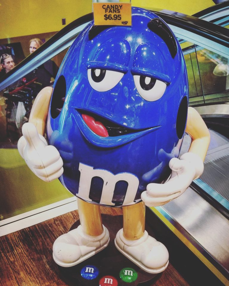 Blue Greeting MMs World– Las Vegas Photo by Socialbilitty 768x960