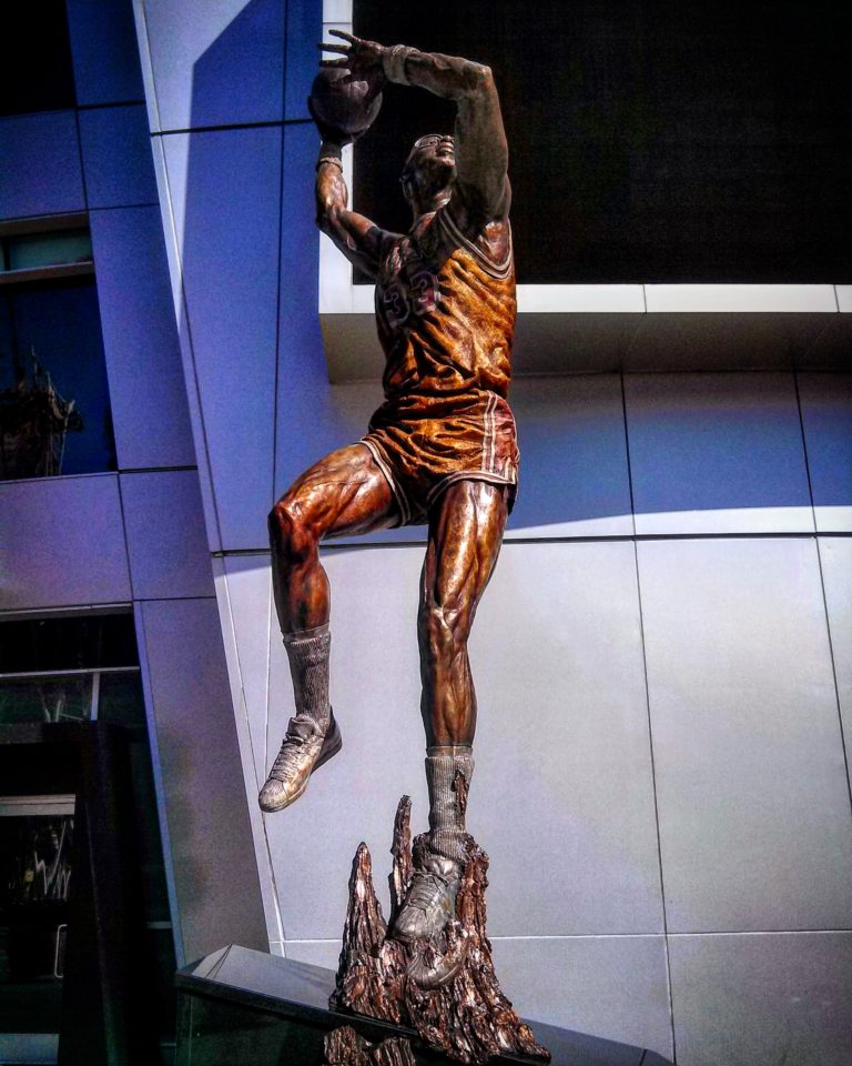 Kareem Abdul Jabbar Statue at Staples Center Photo by Socialbilitty 768x960